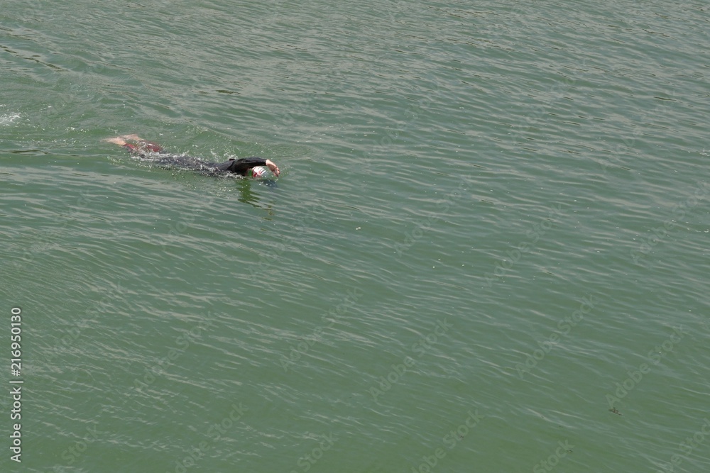 Naklejka premium Nageur en extérieur