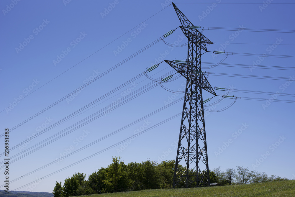 pylône électrique dans la campagne Photos | Adobe Stock