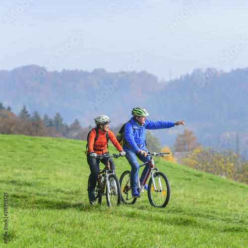 Radfahrendes Paar genießt den Ausflug im Herbst