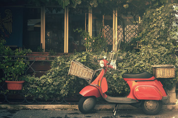 Bilder mit Rahmen Roller Roter Vintage Roller in Italien  © missizio01