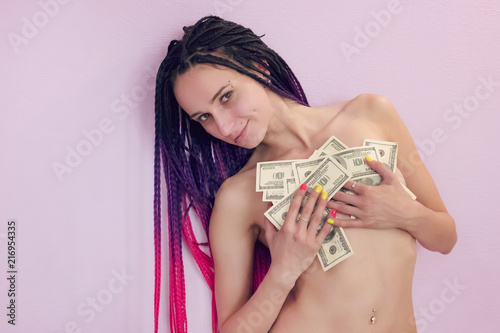 Fotografie girl enjoyed holding the money against the pink walls