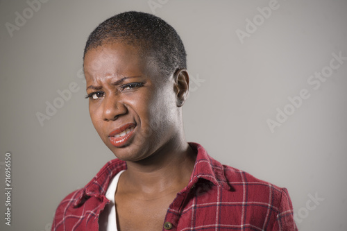 Foto lifestyle portrait if young unhappy and pretty afro American woman in contempt a