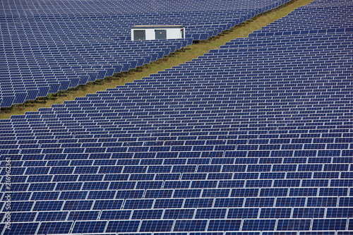 Solarfeld, Solarpark in der Landschaft, Fesselsdorf, Bayern, Deutschland