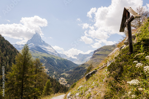 Zermatt, Findeln, Findelbach, Findelschlucht, Wanderweg, Matterhorn, Wallis, Alpen, Schweizer Berge, Sunnegga, Bergwiesen, Bergblumen, Holzkreuz, Sommer, Schweiz
