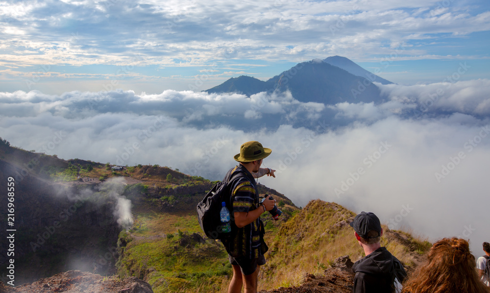 Obraz premium Bali island,Batur volcano,Indonesia / 21 jul 2018 : Tourist show the way to Batur volcano view point,sunrise time