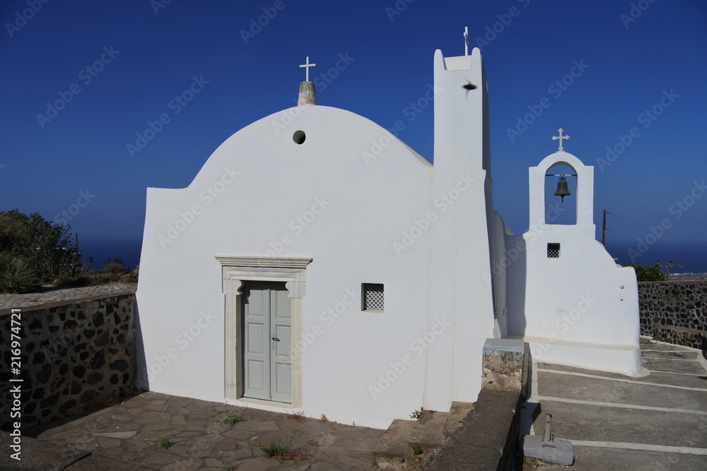 Kleine Kapelle mit Glockenturm hoch über Fira
