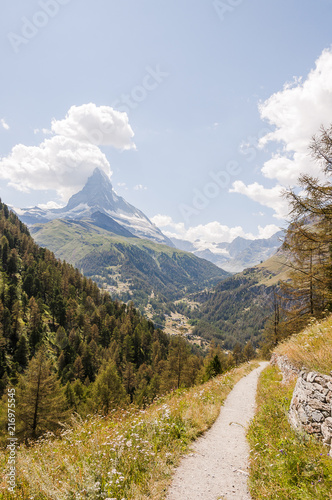 Zermatt, Findeln, Findelbach, Findelschlucht, Wanderweg, Matterhorn, Alpen, Wallis, Schweizer Berge, Trockenheit, Bergwiesen, Steinmauer, Sommer, Schweiz photo