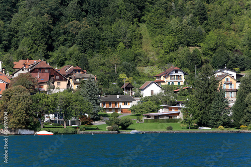 Habitations en bordure du lac d'Annecy. / Houses on the edge of Lake Annecy.