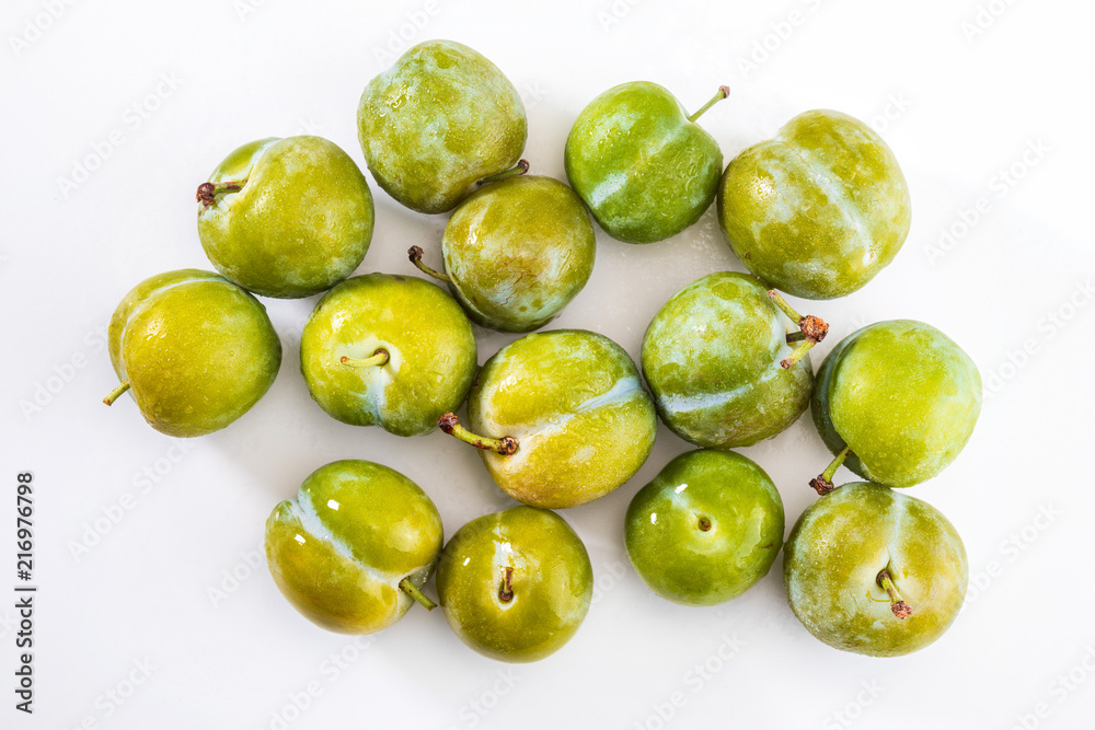 Obraz premium Delicious green plums fresh and raw claudias. Isolated on white background.
