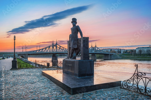 Fototapete Памятник Пушкину на набережной Волги в Твери Monument to the poet Pushkin on the