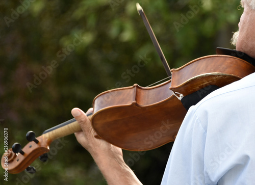 Geste instrumental du violoniste en situation de jeu photo