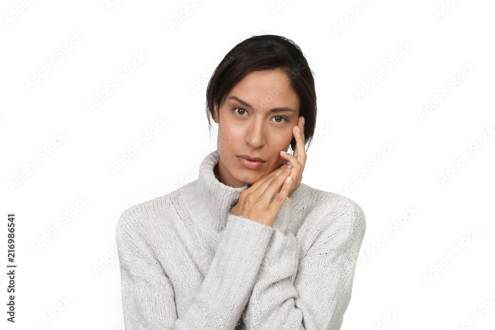Hübsche Frau bekleidet mit einem Pullover schaut sinnlich Hübsche Frau bekleidet mit einem Pullover schaut sinnlich