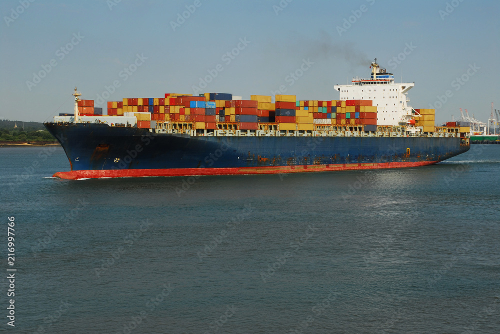 Fototapeta premium Containerschiff verlässt den Hafen