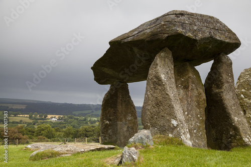 Pentre Ifan - megalithische Grabkammer im Pembrokeshire Nationalpark, Wales photo