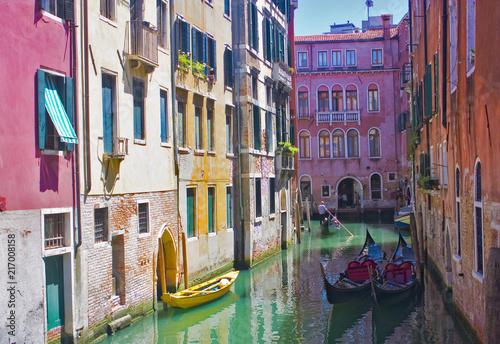 Beautiful romantic Venetian cityscape with gondolas © Lindasky76