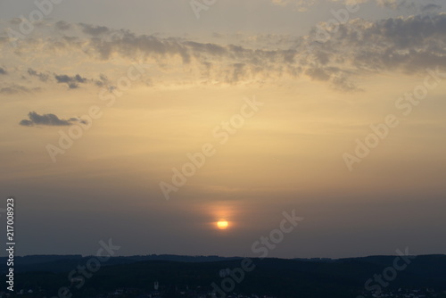 Abendhimme mit Sonnenlicht und Horizont