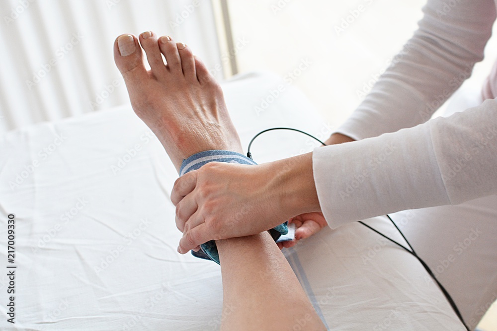 Obraz premium ankle sprain and electrotherapy