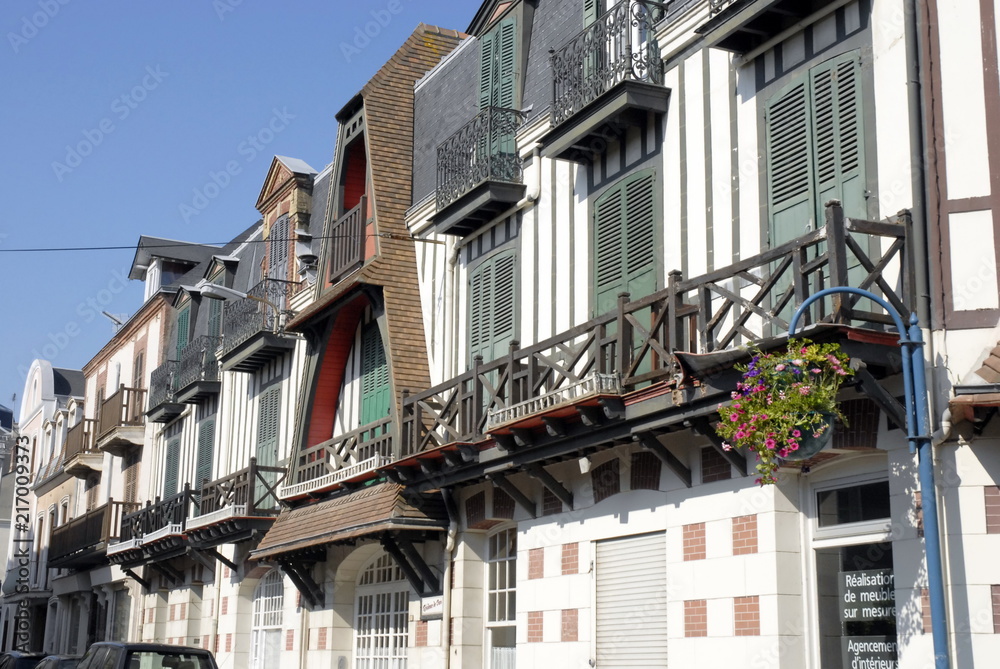 Ville de Villers sur Mer, jolies façades colorées du bord de mer, balcons en bois, département du Calvados, Normandie, France Ville de Villers sur Mer, jolies façades colorées du bord de mer, balcons en bois, département du Calvados, Normandie, France