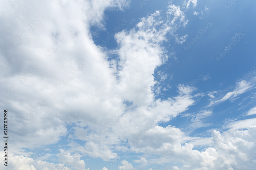 Obraz premium Summer cloudy sky in the day