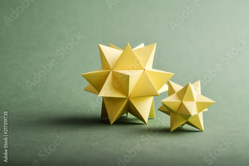 Obraz na plátně yellow paper polyhedrons
