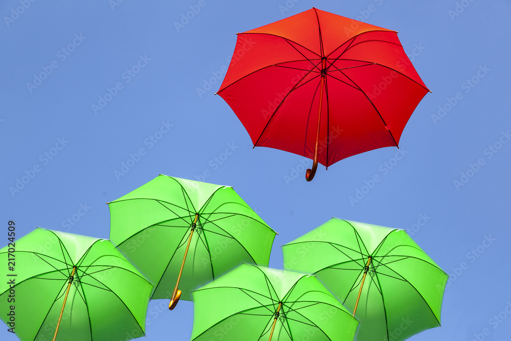 Fliegende Regenschirme
