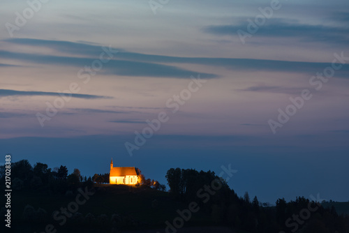 Beleuchtete Kirche auf Berg zur blauen Stunde 2
