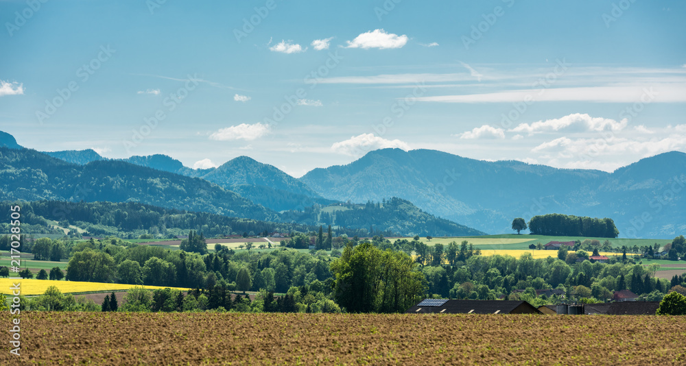 Landschaft, mit Feldern und Bergen im Hintergrund