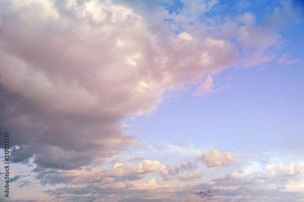 Obraz premium Puffy clouds on blue sky