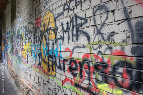 Graffiti in einer historischen Gasse in der Altstadt von Waiblingen