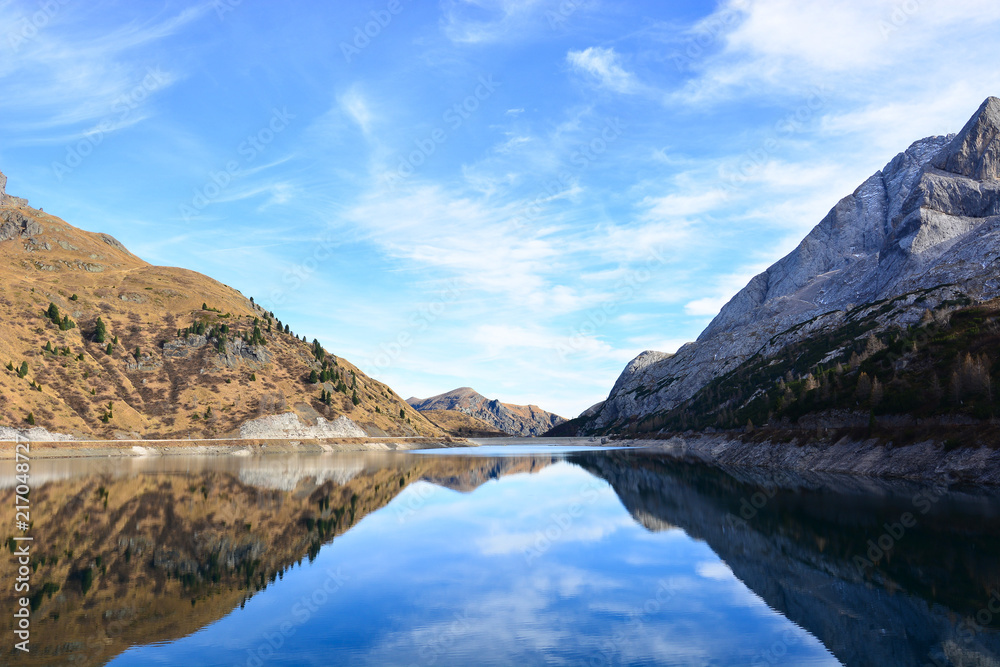 Fototapeta premium Il lago di Fedaia ai piedi del ghiacciaio della Marmolada