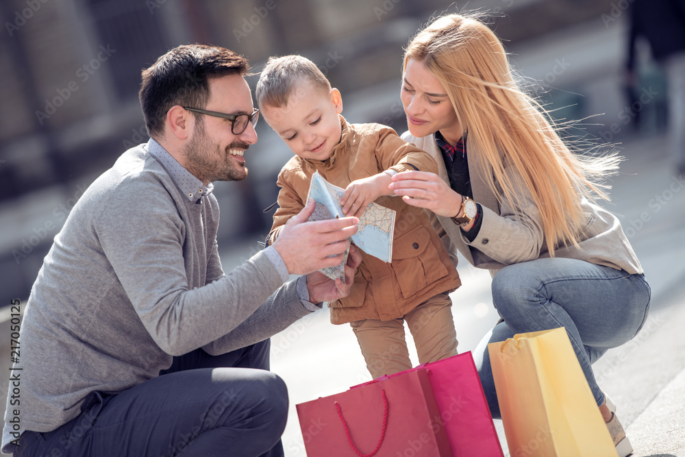 Obraz premium Happy family studying map