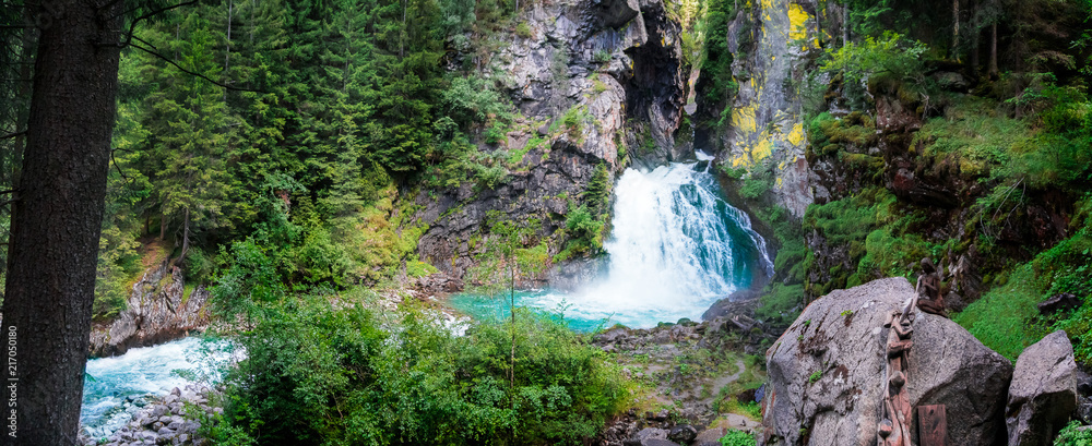 Fototapeta premium Reinbachfälle 3 Unterster Reinbach Wasserfall bei Sand in Taufers Südtirol 