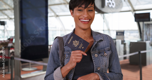 Cuadro en lienzo Spunky African woman at airport poses confidently with passport