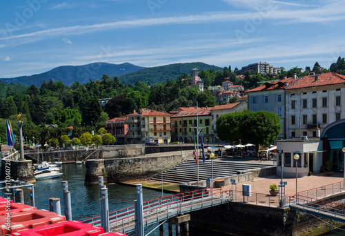Photos luino, Italy: passengers are about to get off the boat