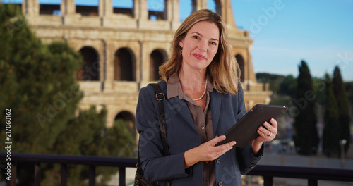 Canvas Print Professional woman in Rome holding digital tablet near ancient colosseum