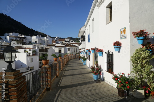 Weiße Dörfer in Andalusien mit blauen Blumentöpfen