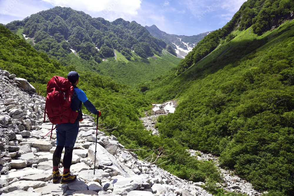 涸沢を目指す登山者