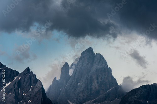Chmury oplatające szczyty w Dolomitach, Włochy