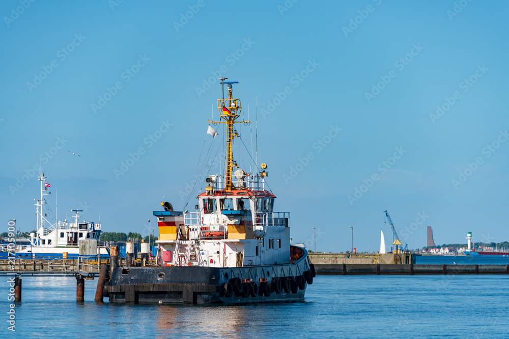 Schlepper in Holtenau wartet auf Auftrag Schlepper in Holtenau wartet auf Auftrag