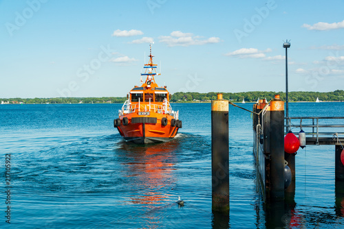 Lotsenversetzboot Kieler Bucht Holtenauer Schleuse photo