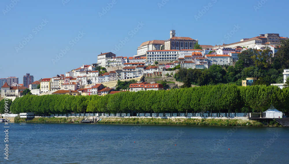 Ville de Coimbra sur le fleuve Londego