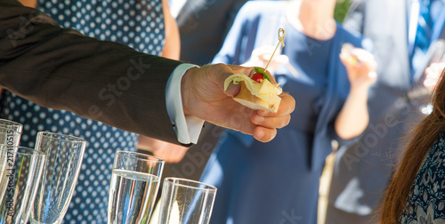 bufett belgete brötchen in hand mann frau hält canapes Canapé canape photo