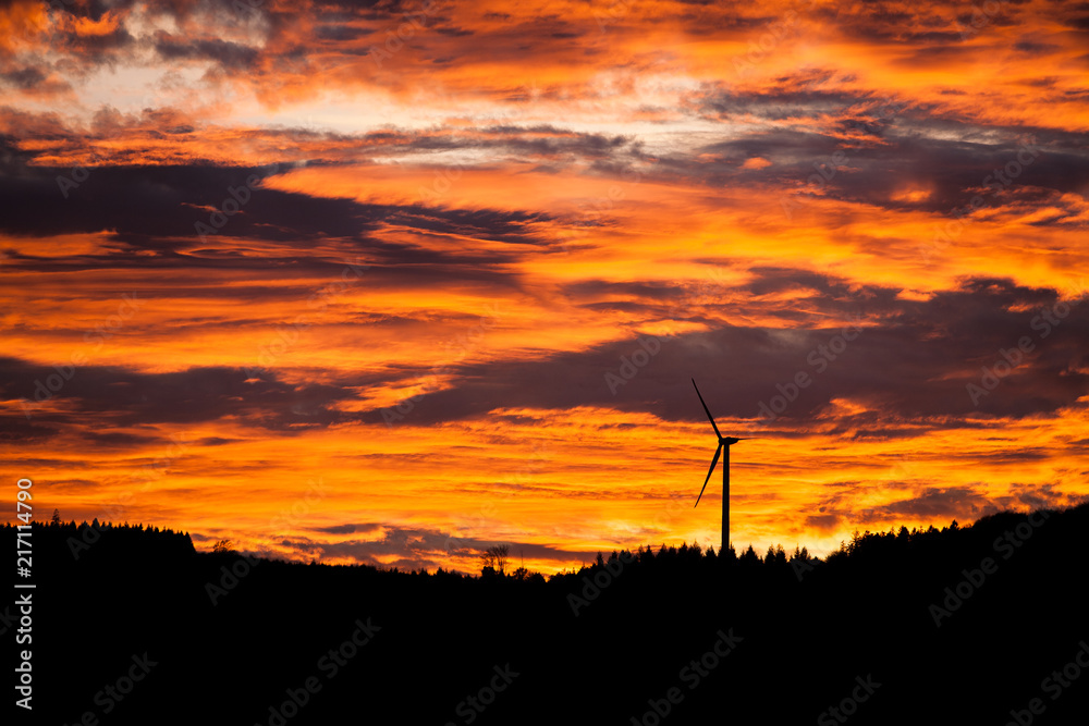 Obraz premium Colourful dramatic sunset at evening in Germany view to mountains