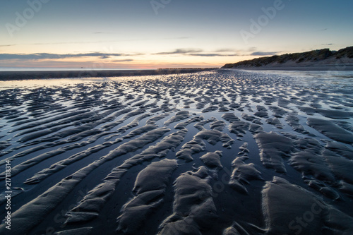 Am Meer  Weite Wattlandschaft nach Sonnenuntergang in Zeeland  