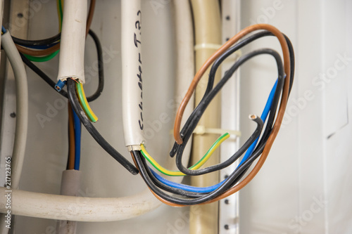 Verkabelung an einem Sicherungskasten