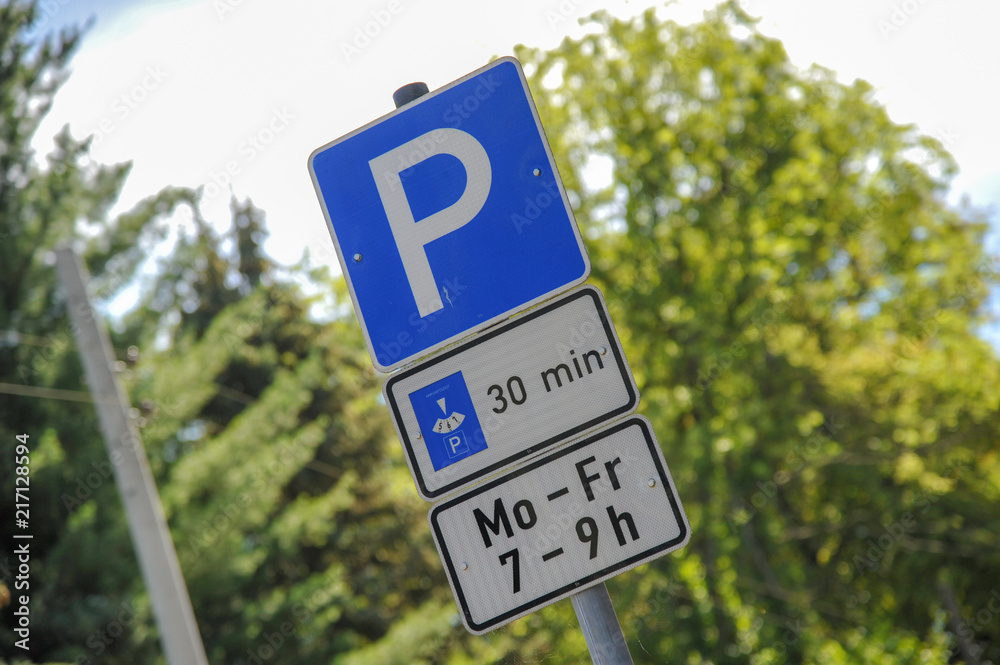 Verkehrsziechen Zeichen Parken Parkplatz mit Einschränkung Parkverbot  werktags Stock Photo | Adobe Stock