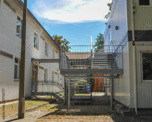 Tableau sur toile Behelfstreppe Fliuchtweg Wohncontainer Büro treppe Eisentreppe