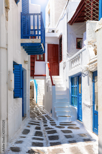 Balue Fenster und Türen in den traditionellen, weißen Gassen der Insel Mykonos, Kykladen, Griechenland