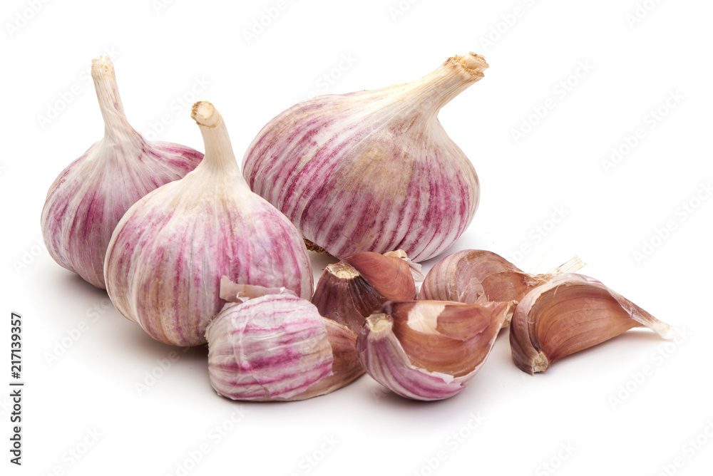 Obraz premium Whole fresh garlic, isolated on white background.
