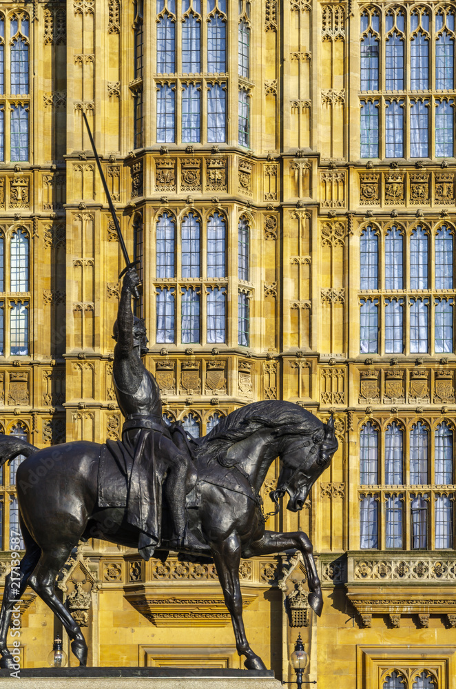 Obraz premium UK, England, London, Westminster, Houses of Parliament, Palace of Westminster, Old Palace Yard, Statue of Richard I, Richard the Lionheart, Richard Coeur de Lion